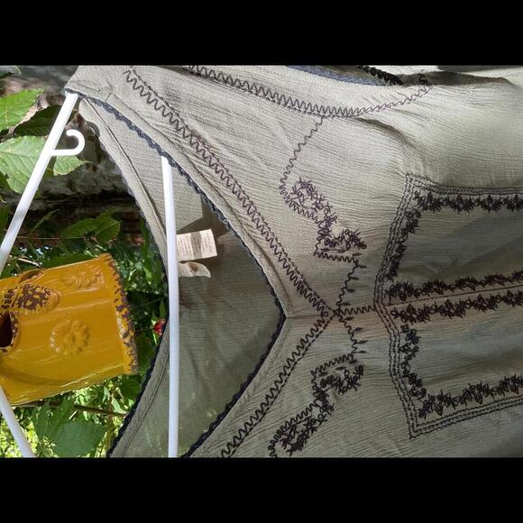 Japna Embroidered Sleeveless Boho Blouse Size Large - Picture 2 of 6